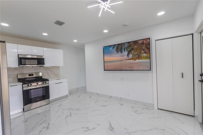 Building Photo - 3001 SW 35th Ave