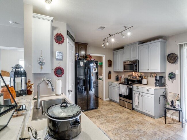 Building Photo - 9651 Oak Hill Dr
