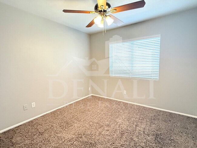 Building Photo - 805 S Esmeralda