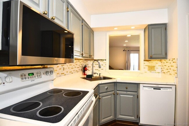 Building Photo - 178 Flax Hill Rd