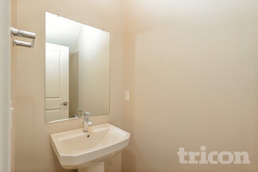 Building Photo - 10553 Pino Ct