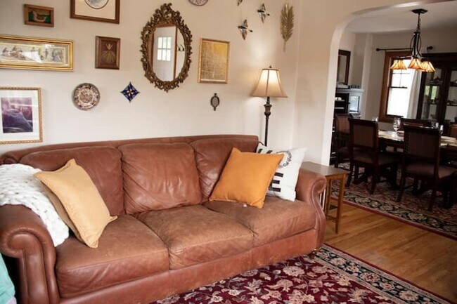 Building Photo - Bungalow by the Green! Executive SLC Rental Home