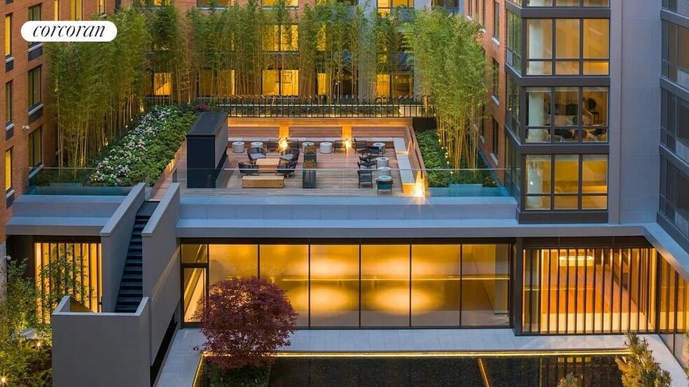 Building Photo - 550 W 45th St