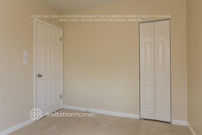 Building Photo - 883 W Country Club Cir