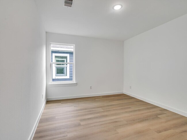 Building Photo - Spacious 3 Bed / 2.5 Bath Duplex – Move-In Ready
