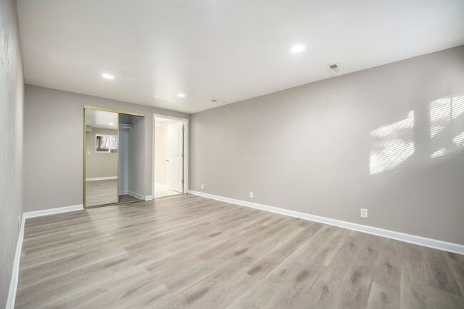 Building Photo - Newly Updates 4-Bedroom, 4-Bathroom Townhouse Available Immediately