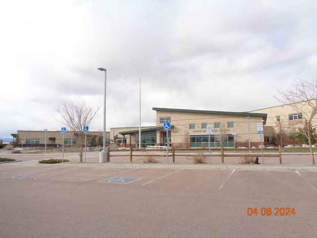 Building Photo - Great neighborhood! with open space and wa...