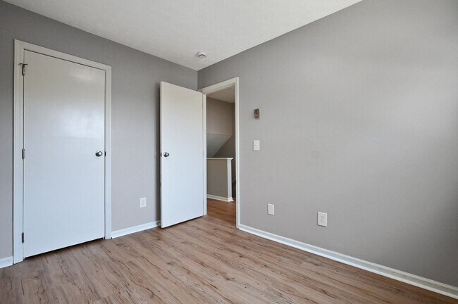 Building Photo - 2205 Clarendon Ln