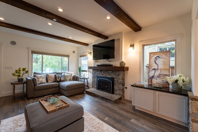Building Photo - Forest Avenue Hideaway
