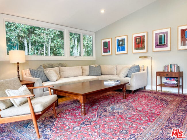 Building Photo - 934 S Dunsmuir Ave