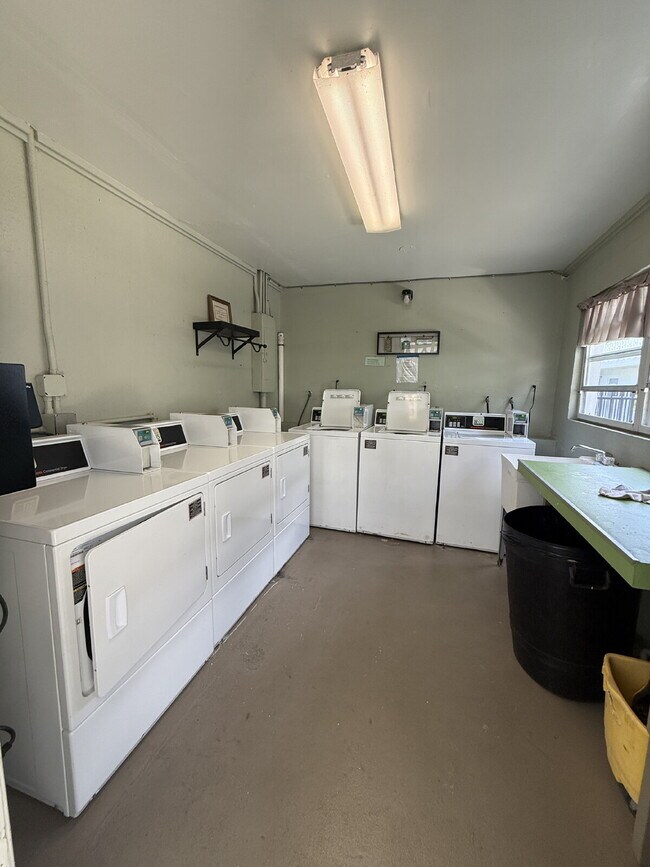 Building Photo - Updated 1 bedroom condo near the river!