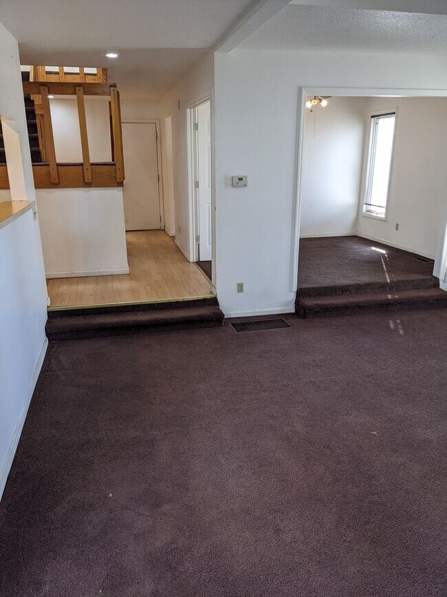 Building Photo - 1709 E Willow Ct