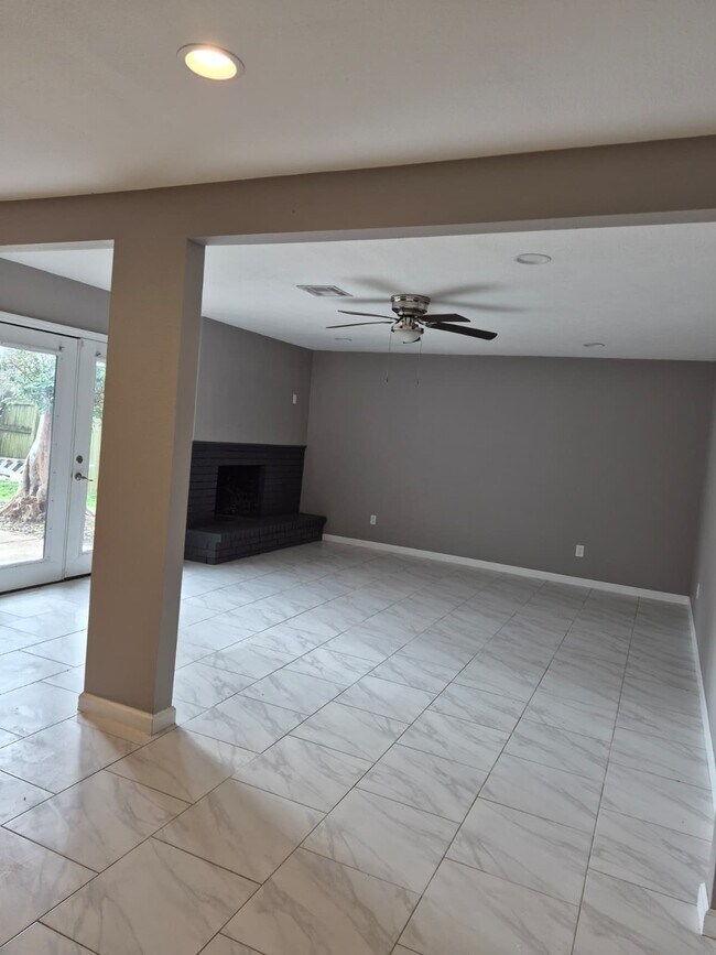 Building Photo - 15735 Munson Ln