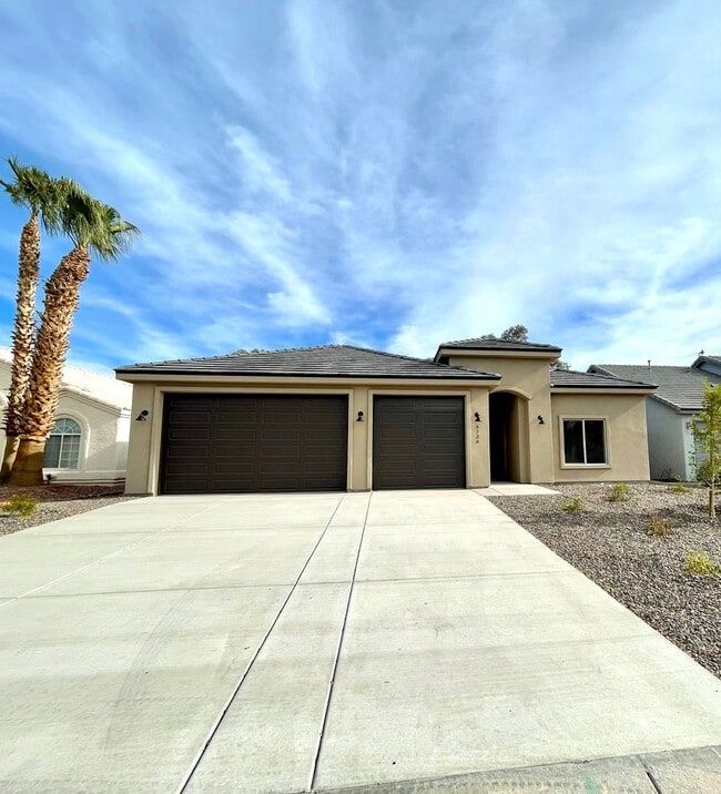 Building Photo - Beautiful 3 Bedroom Home on Desert Lakes Golf Course!