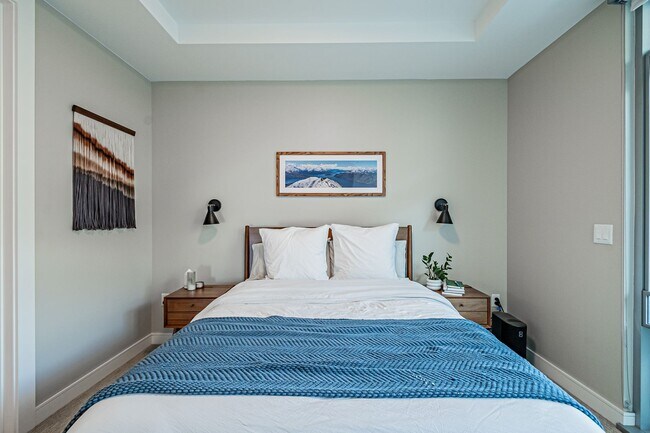 Building Photo - LUX 1BD, 1.5BA Lakehouse Condo with Bonus Den