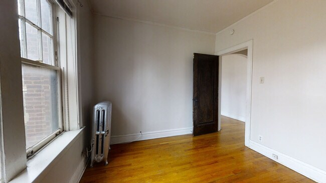 Building Photo - 822 Reba-2N