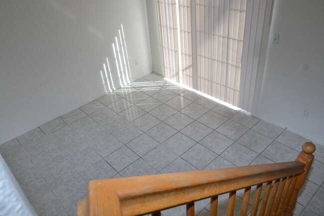 Building Photo - SW - ROOMY 3 BEDROOM 2.5 BATH TOWNHOME - 8...