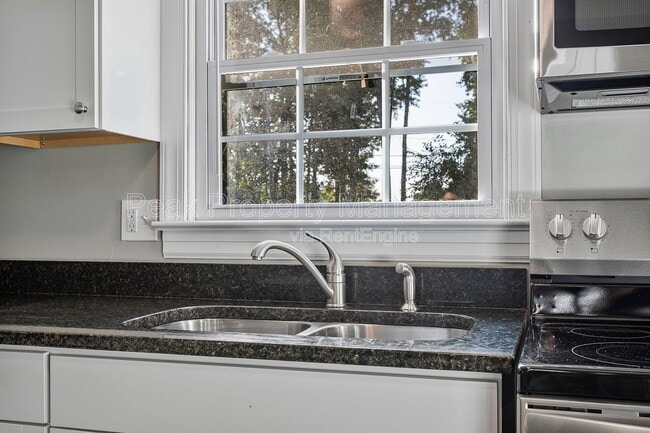 Building Photo - 18 Raines Ave