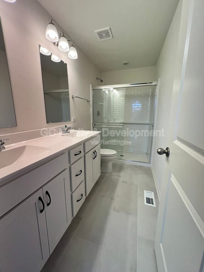 Building Photo - 1265 Lakepointe Dr