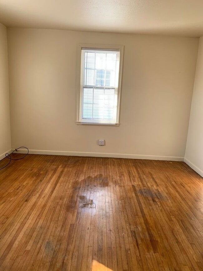 Building Photo - Take a look at this adorable 2 bed Home.
