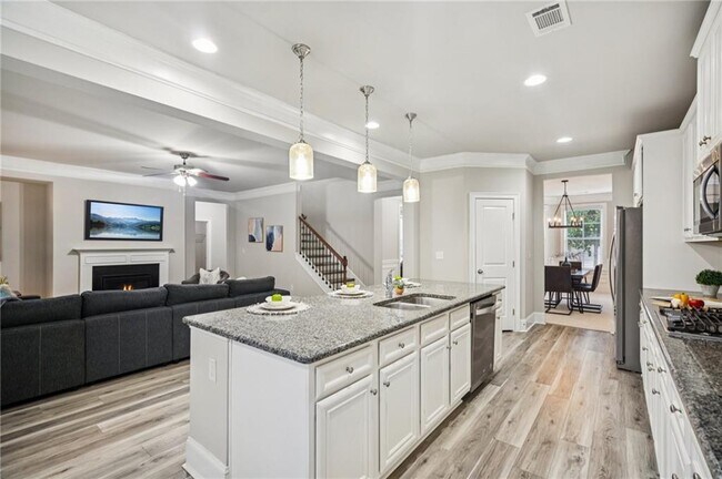 Building Photo - 5180 Mirror Lake Dr