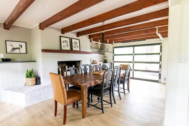 Building Photo - 728 S McCollum Dr