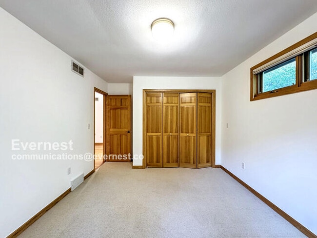 Building Photo - 990 Utica Cir
