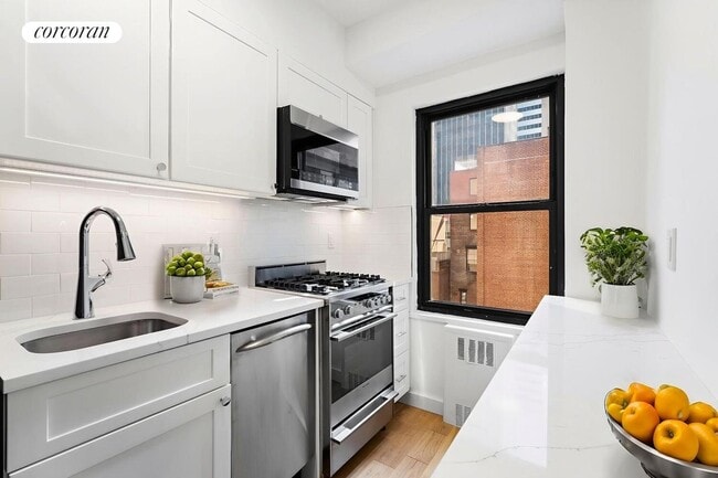 Building Photo - 140 E 56th St