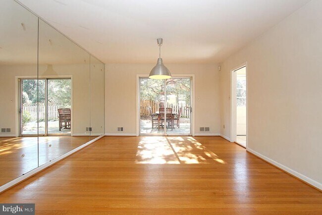 Building Photo - 6220 Robinwood Rd