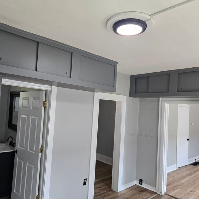 Building Photo - 3 Bed Single Family with Huge Kitchen and ...