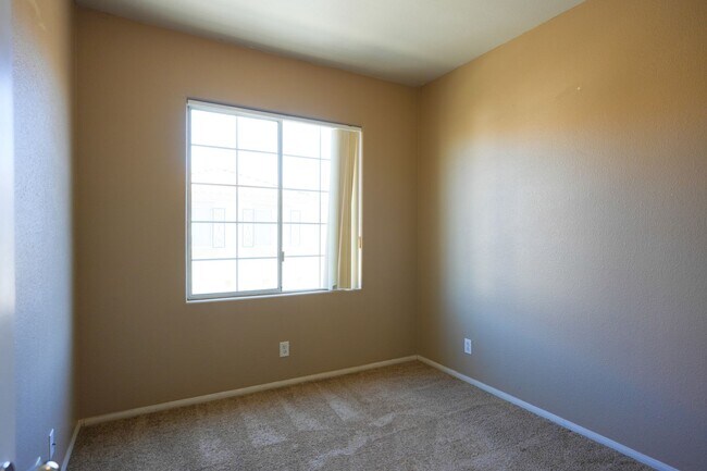 Building Photo - 3 Bed / 2.5 Bath Townhome with Loft, 2 Car Garage & Spacious Backyard – Southern Highlands