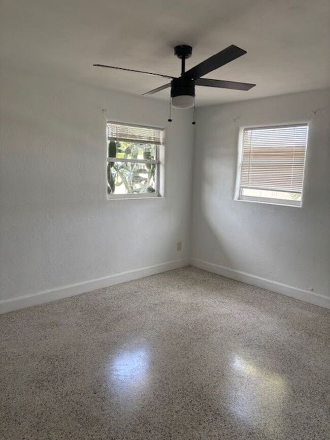 Building Photo - TWO BEDROOM IN TRIPLEX AVAILABLE NOW! PET ...