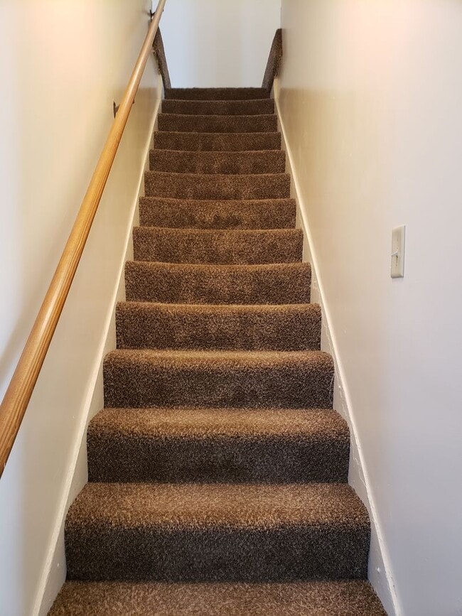 Building Photo - 3 Bedroom Townhouse near Downtown