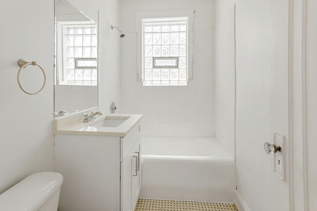 Building Photo - 3048 W Cornelia Ave