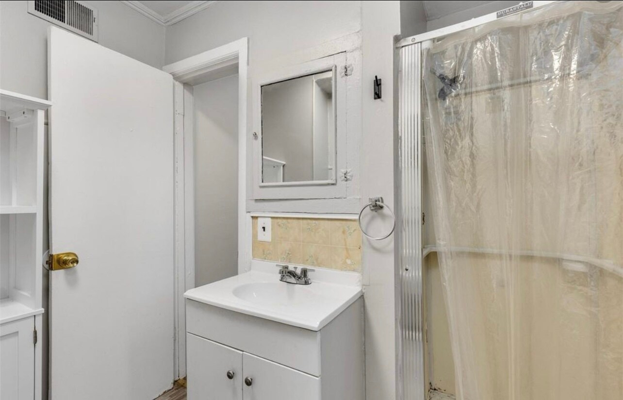 Bathroom - 11019 Lozier Ave