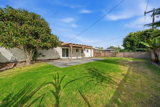 Building Photo - Updated and Stylish 3 bedroom 2.5 bath home in Anaheim