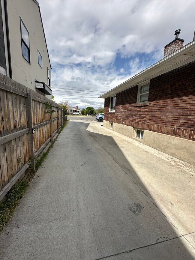 Building Photo - GORGEOUS Salt Lake Home!!!