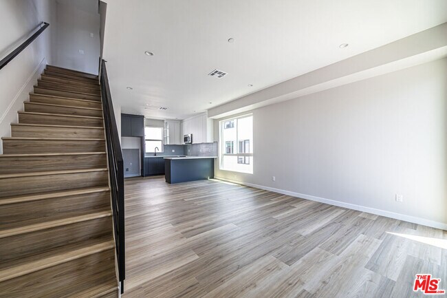 Building Photo - 6700 Balboa Blvd