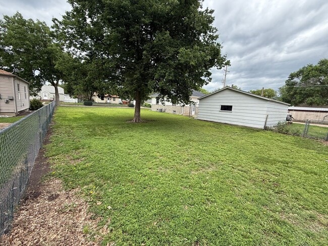 Building Photo - Charming 2-Bedroom Home with Spacious Backyard and 2-Car Garage