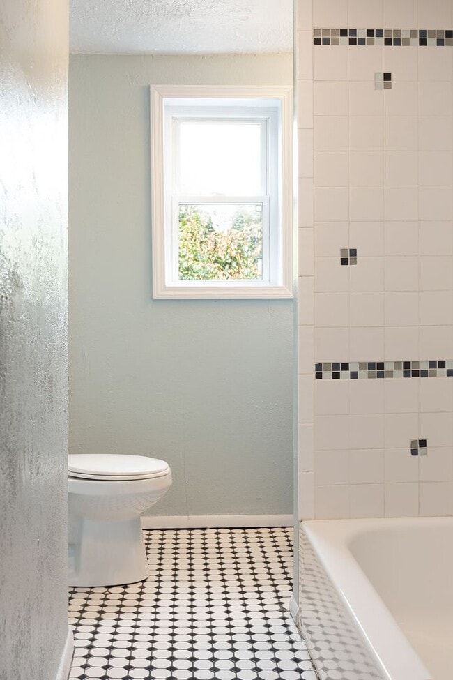 Building Photo - Updated 3BR 3 bath House with off street p...