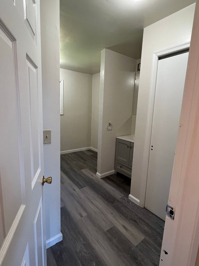 Building Photo - Spacious 3BR Townhome - LOTS OF ROOM!!! - ...