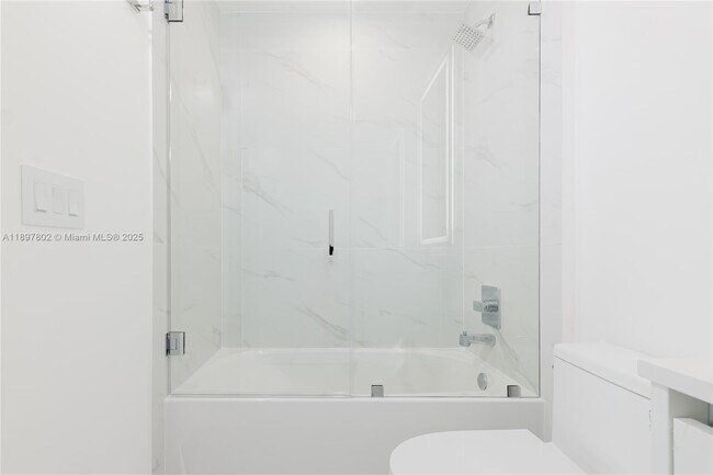 Building Photo - 700 NE 24th St