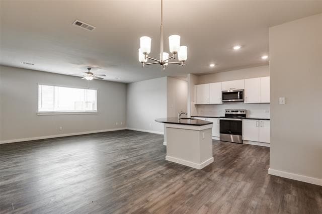 Building Photo - 704 Wheatfield Dr