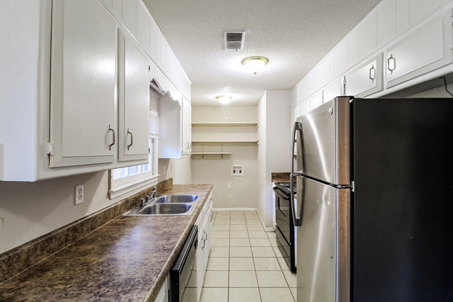 Building Photo - 5657 Estates Ct