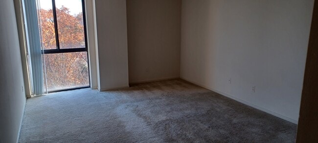 Building Photo - 2311 Pimmit Dr