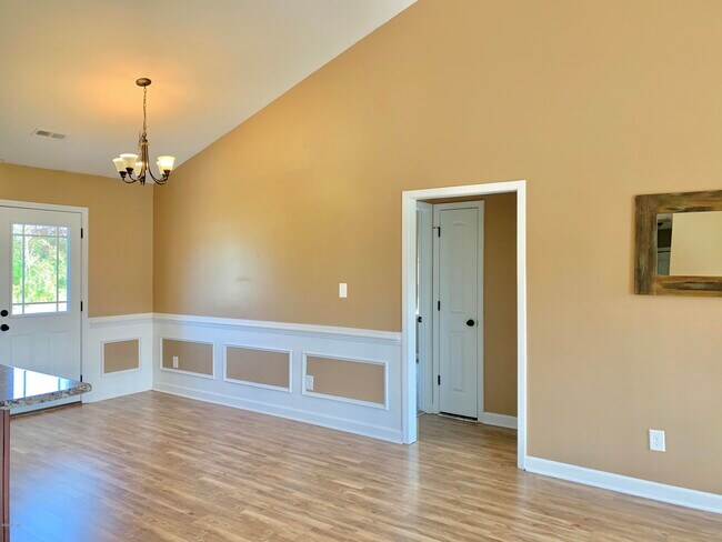 Building Photo - 421 McCall Dr