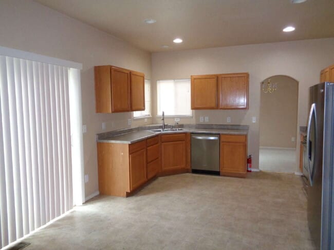 Building Photo - Super location close to shopping, schools,...
