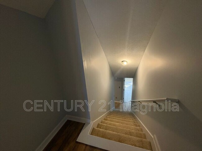 Building Photo - 2026 Lake Forest Dr