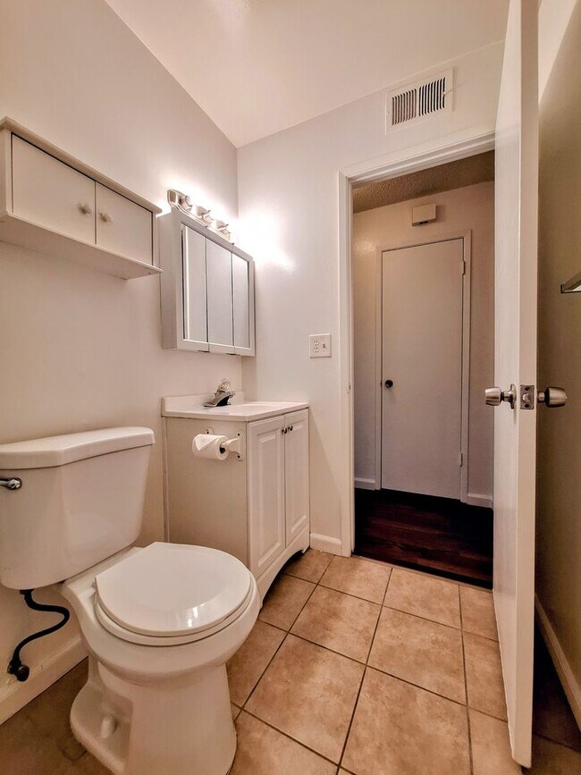 Building Photo - Ground Floor 2bd Condo With On-site Laundry, Carport, & Pool!