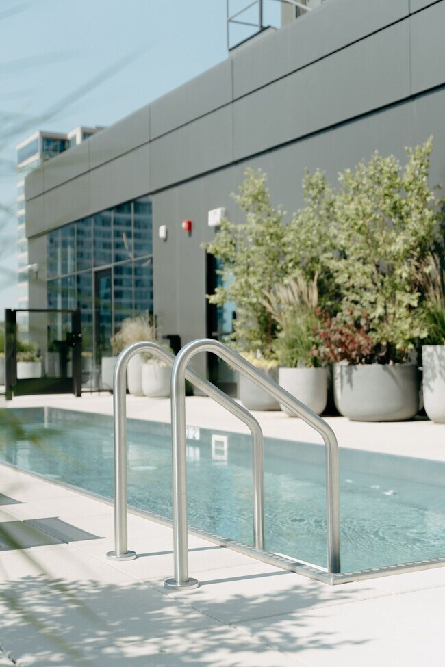 Building Photo - 755 S Clark St